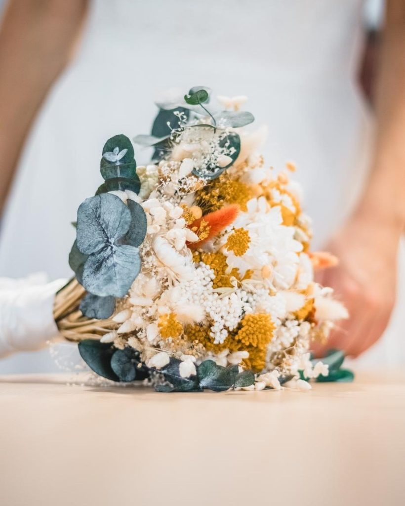 Bouquet de mariage en fleurs séchées blanches, jaunes et feuillage d’eucalyptus - Les pensées de Lily