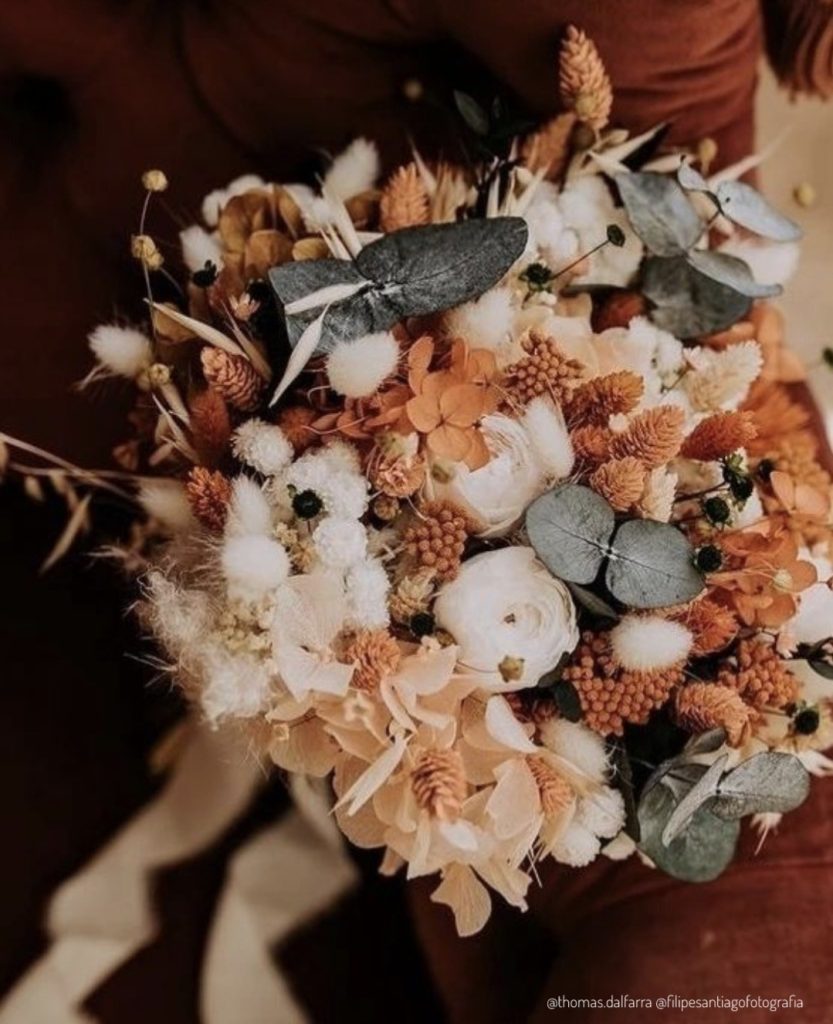 Bouquet de mariée en fleurs séchées terracotta, blanches et feuillage eucalyptus gris-bleuté - Les pensées de Lily