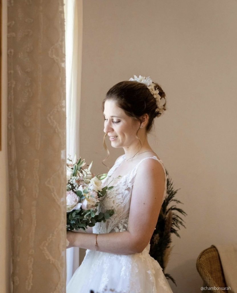 Coiffure de mariée relevée avec couronne en fleurs séchées blanches lors des préparatifs - Les pensées de Lily