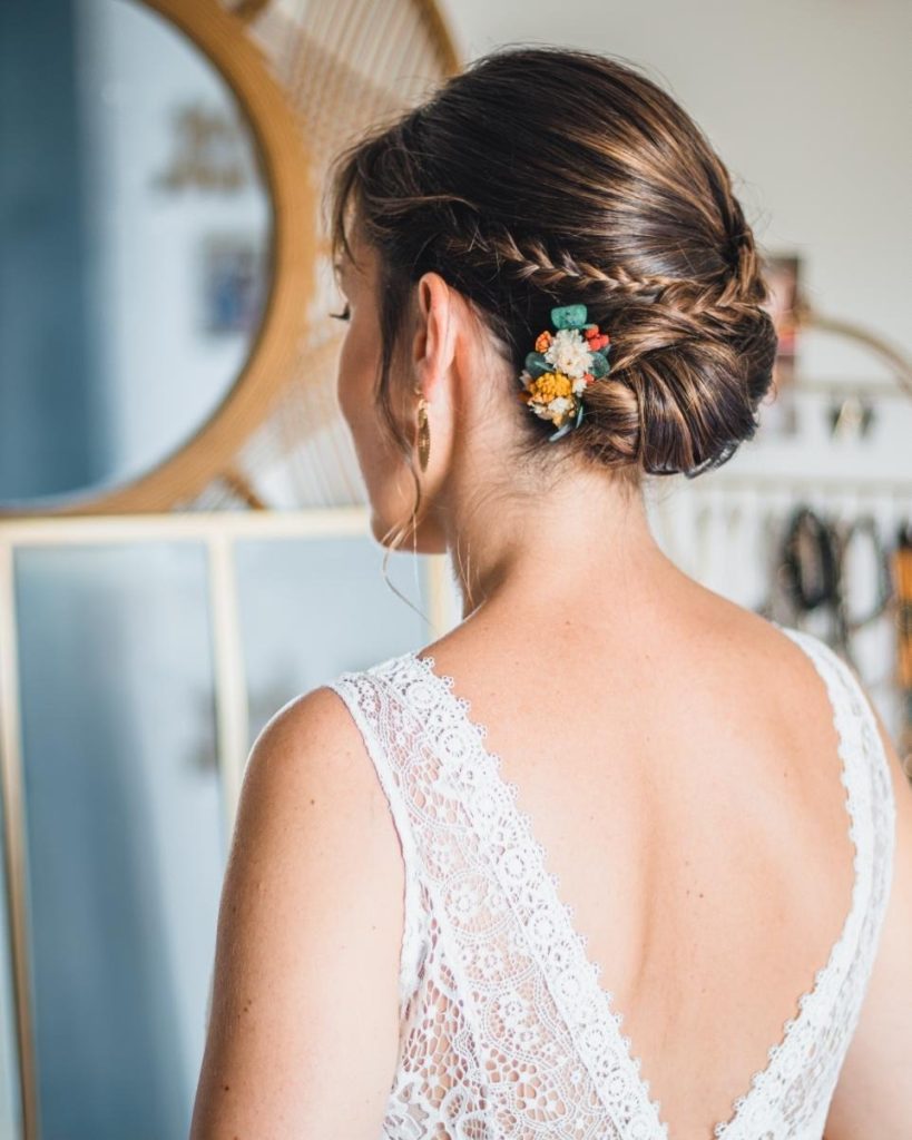 Chignon tressé orné d’un peigne fleuri en fleurs séchées jaune, turquoise et terracotta - Les pensées de Lily