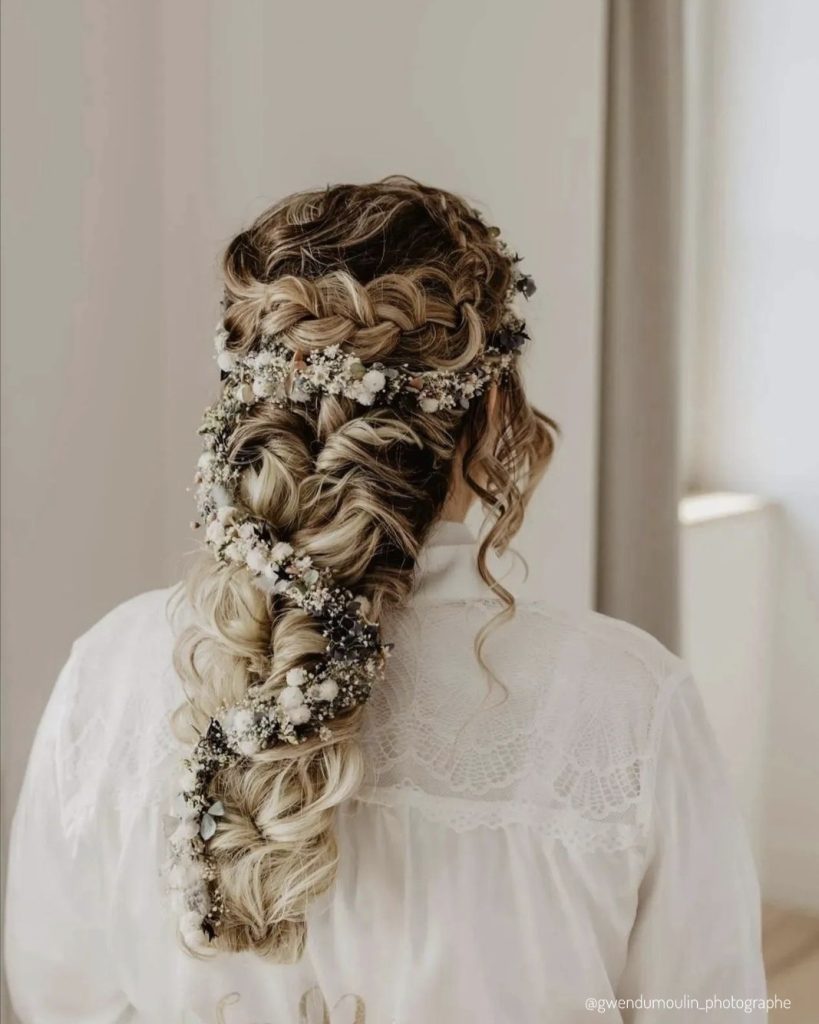 Coiffure de mariée tressée avec enroulement floral en fleurs séchées blanches et feuillage délicat - Les pensées de Lily