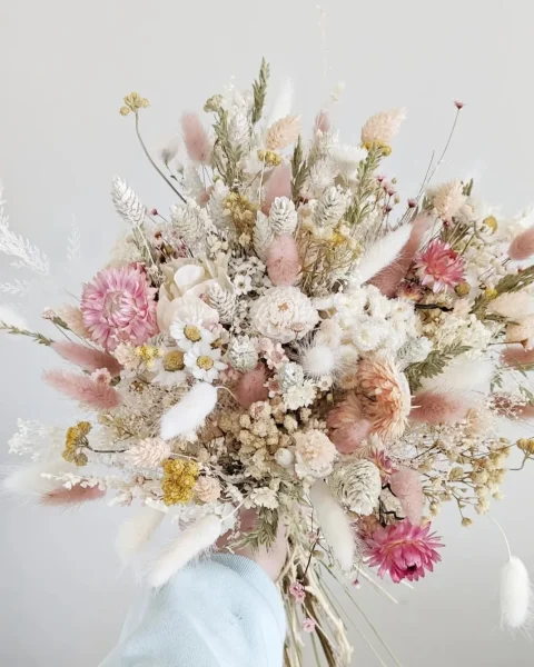 Bouquet de fleurs séchées dans des tons pastel, composé de fleurs blanches, roses, jaunes et feuillages naturels - Les Pensées de Lily