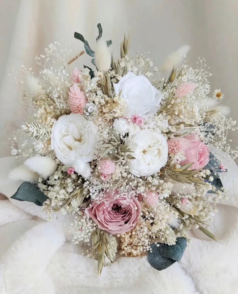 Bouquet de fleurs séchées dans les tons blancs, crème et roses, avec roses stabilisées, eucalyptus et feuillages naturels - Les Pensées de Lily