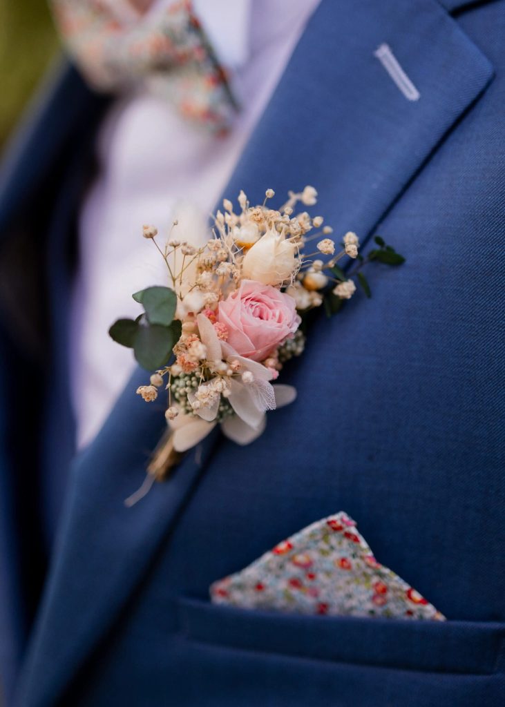Boutonnière en fleurs séchées portée par le marié – Les Pensées de Lily