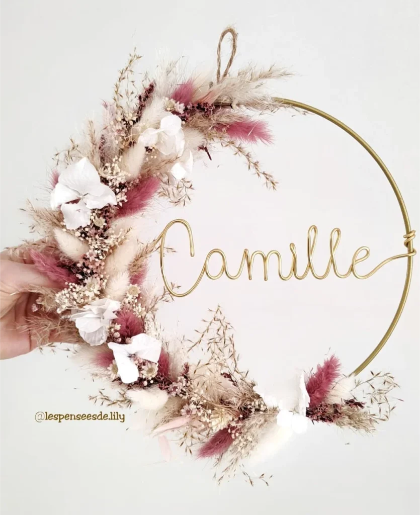 Couronne murale en fleurs séchées dans les tons vieux rose, beige et blanc, personnalisée avec le prénom Camille en fil doré - Les Pensées de Lily