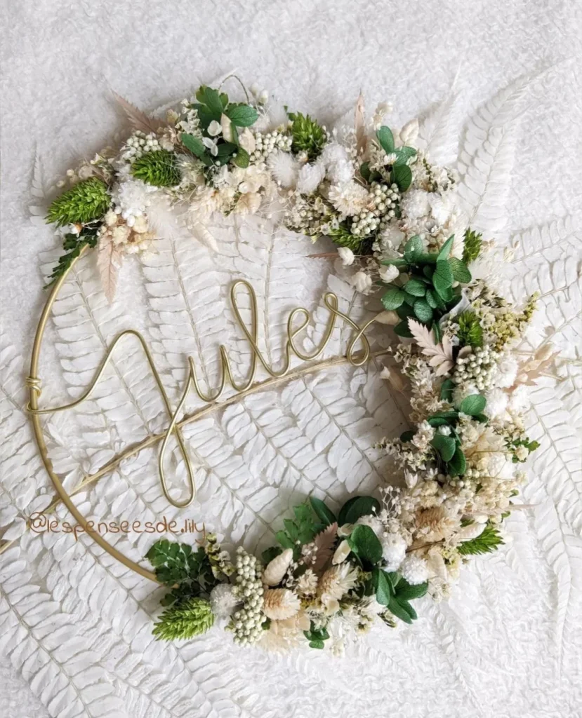 Couronne murale en fleurs séchées blanches et vertes, personnalisée avec le prénom Jules en fil doré - Les Pensées de Lily