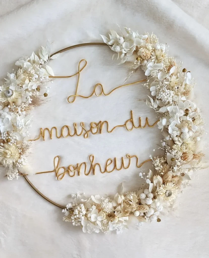 Couronne murale en fleurs séchées blanches et naturelles, avec l'inscription en fil doré La maison du bonheur - Les Pensées de Lily