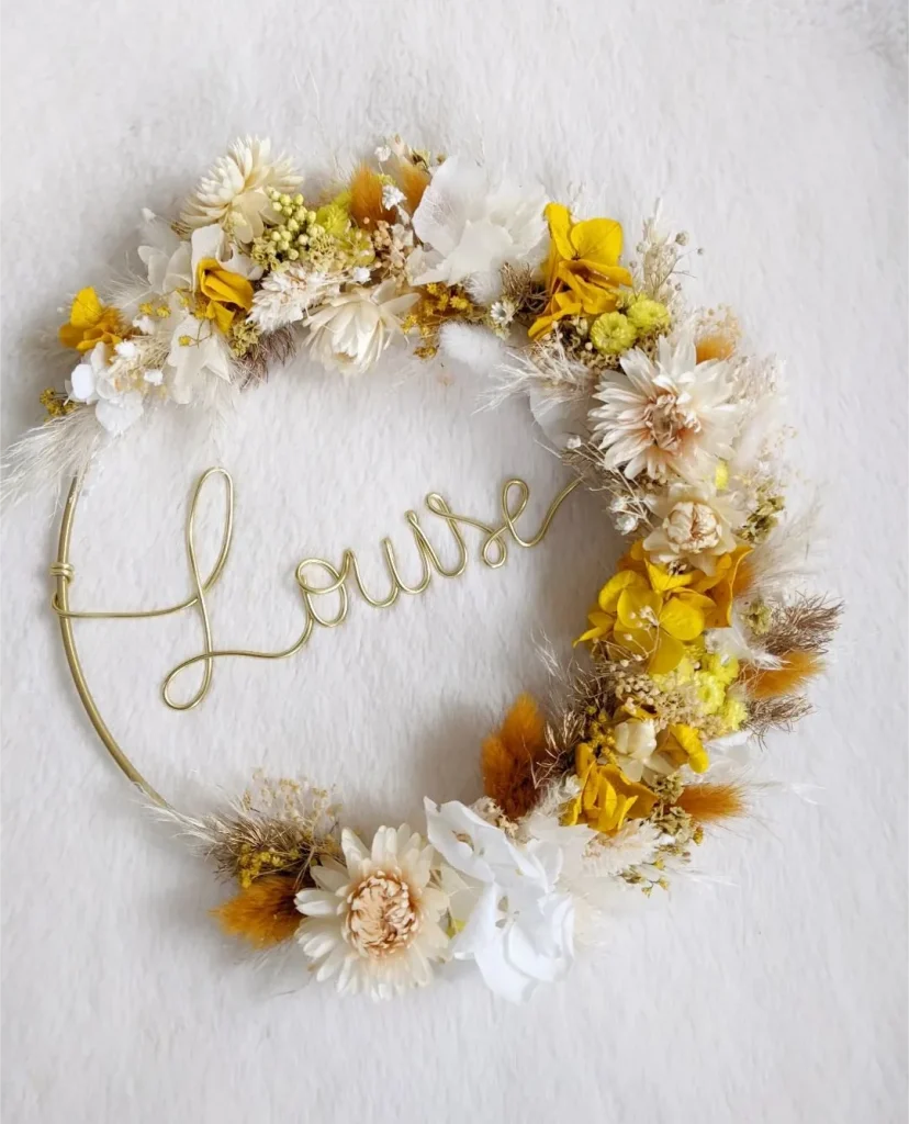 Couronne murale en fleurs séchées blanches, jaunes et orangées, personnalisée avec le prénom Louise en fil doré - Les Pensées de Lily