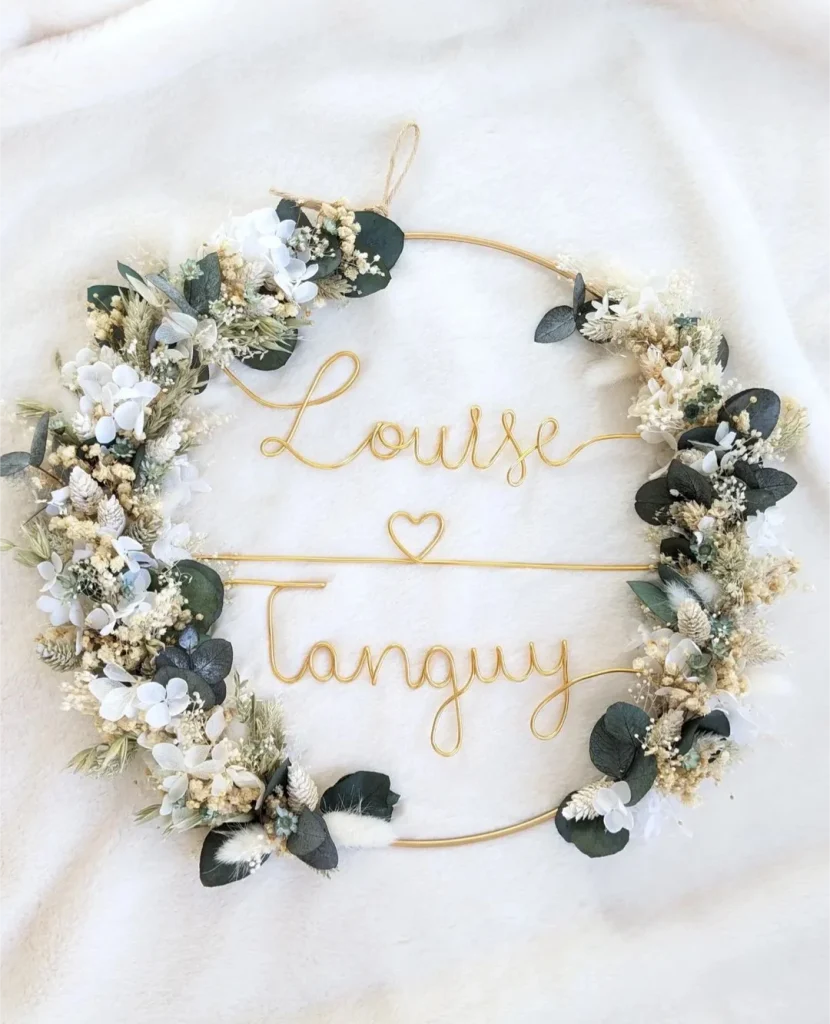 Couronne en fleurs séchées personnalisée avec les prénoms Louise et Tanguy – Les Pensées de Lily