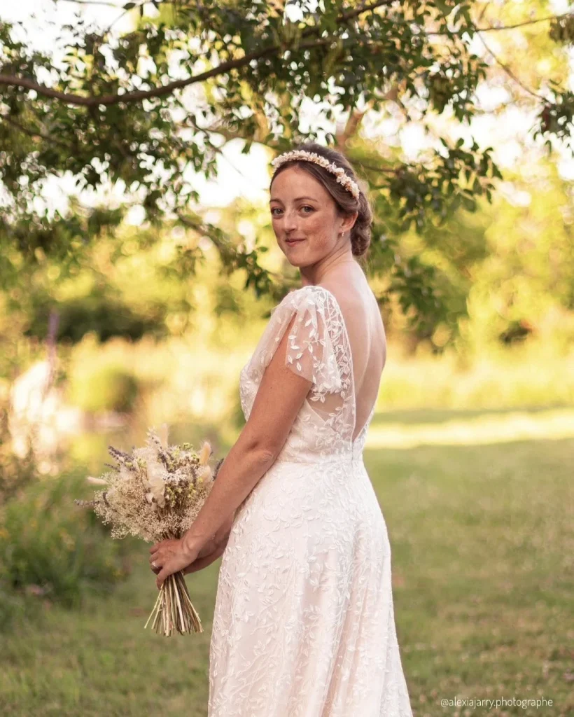 Mariée au bouquet champêtre et couronne florale assortie en fleurs séchées - Les pensées de Lily