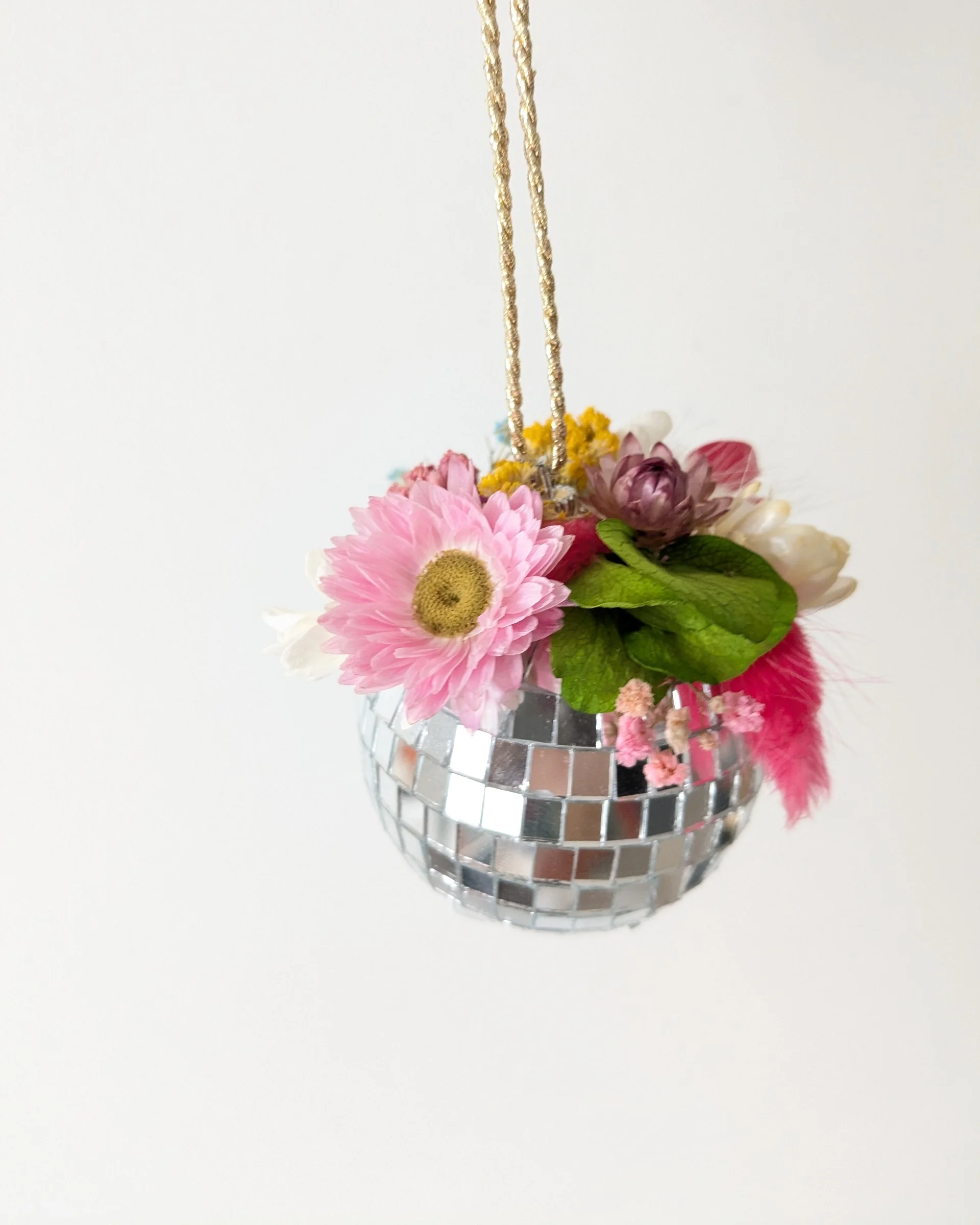Boule à facettes suspendue ornée de fleurs séchées multicolores, mélange de reflets argentés et nuances vives, tenue par un cordon doré - Les pensées de Lily