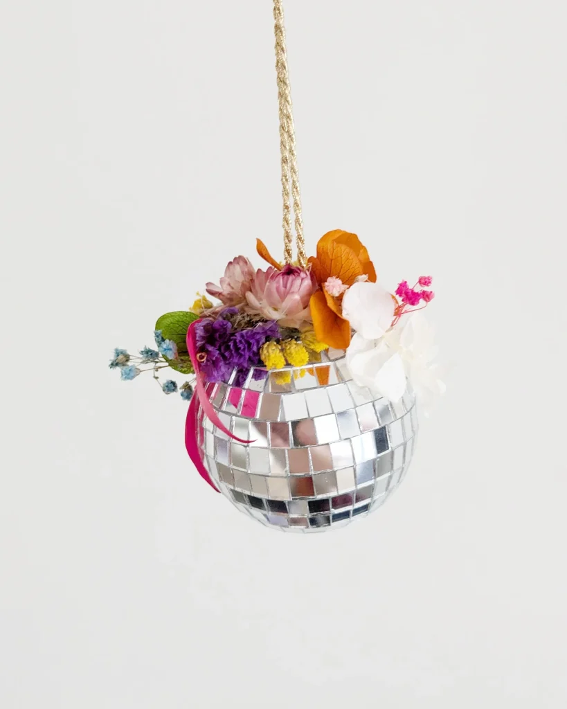 Composition florale fixée sur une boule disco argentée suspendue - Les pensées de Lily