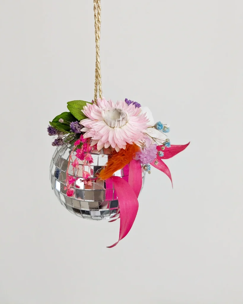 Suspension florale sur boule miroir avec fleur rose pâle et éléments colorés - Les pensées de Lily