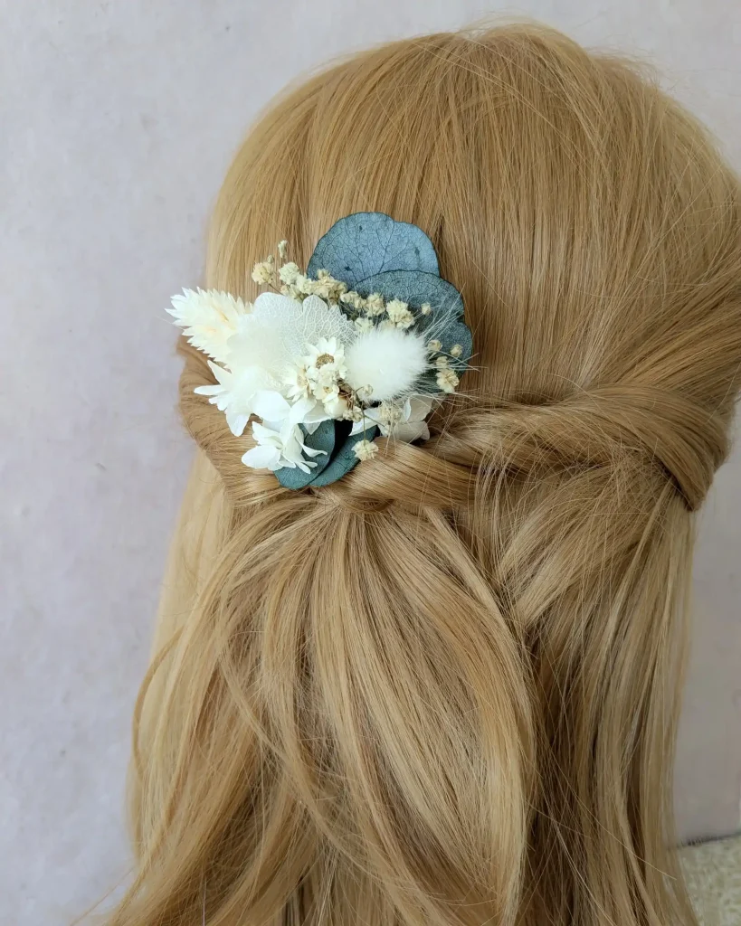 Accessoire cheveux en fleurs séchées blanches et eucalyptus vu de dos sur coiffure bohème – Les pensées de Lily