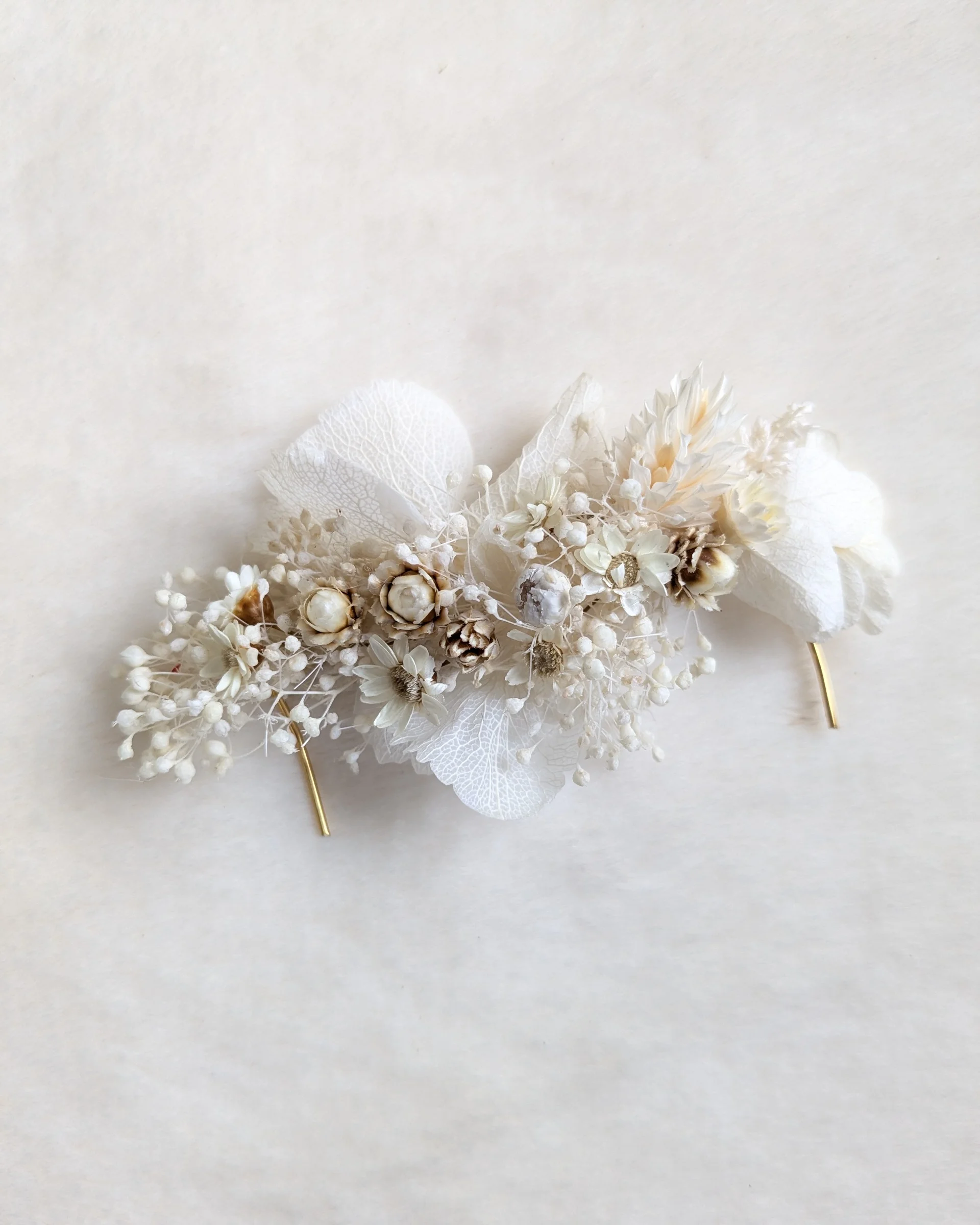 Petit peigne à cheveux en fleurs séchées blanc et beige