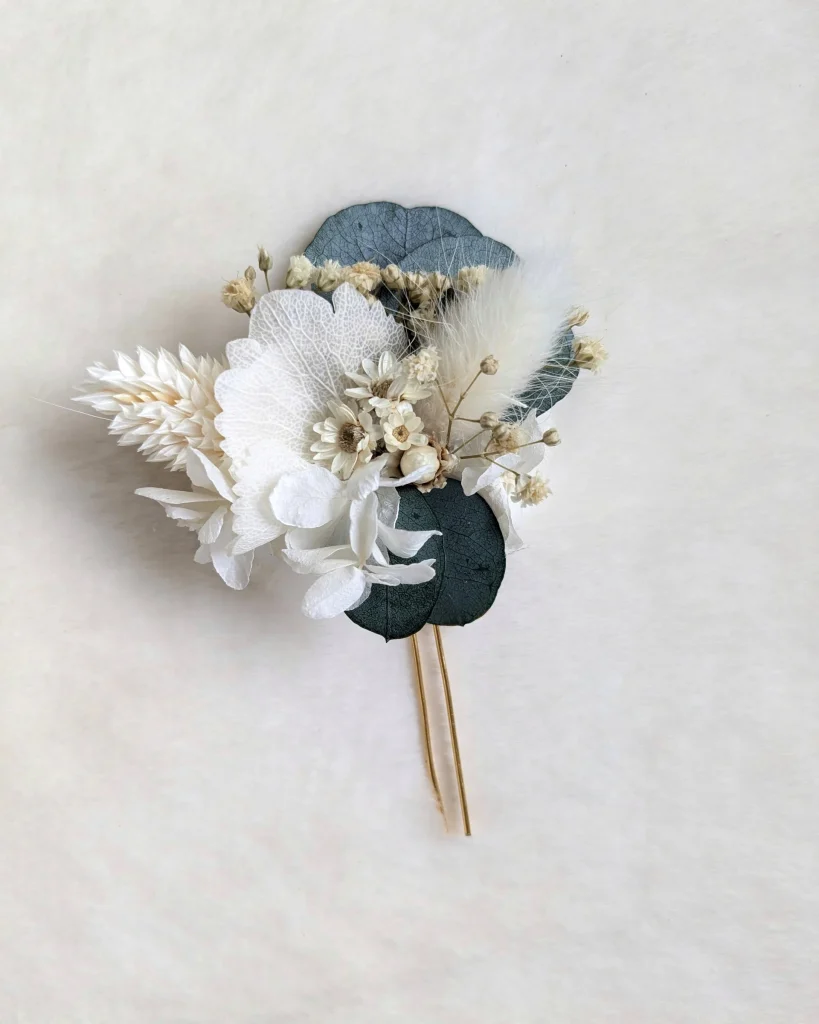 Pique à chignon en fleurs séchées blanches et eucalyptus sur fond blanc – Les pensées de Lily