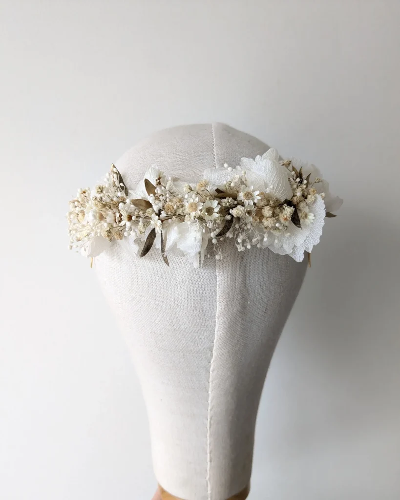 Peigne floral en fleurs séchées blanches avec feuillage doré, positionné à l’avant sur un mannequin – Les pensées de Lily