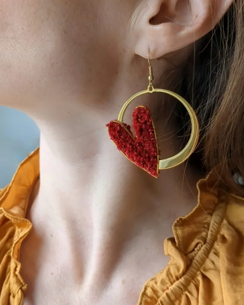 Boucles d’oreilles cœur rouge en fleurs séchées avec anneaux dorés martelés portées par une femme - Les pensées de Lily