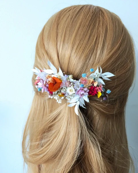 Peigne fleuri en fleurs séchées multicolores, tons pastel et vifs, inséré dans une coiffure semi-attachée sur cheveux blonds - Les pensées de Lily