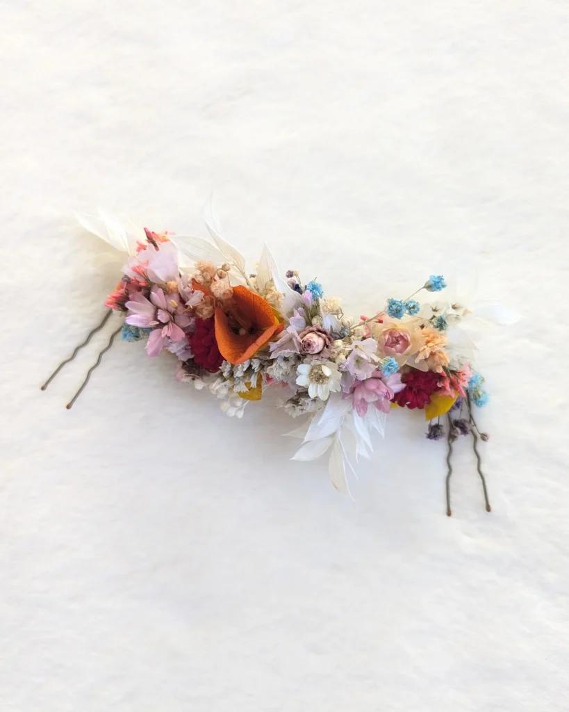 Peigne fleuri en fleurs séchées multicolores, tons pastel et vifs, présenté sur fond blanc - Les pensées de Lily