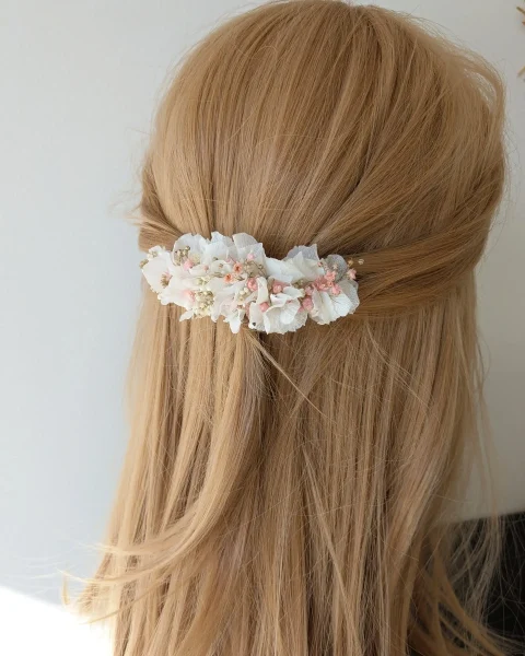 Barrette ornée de fleurs séchées blanches et roses portée sur cheveux lâchés - Les pensées de Lily