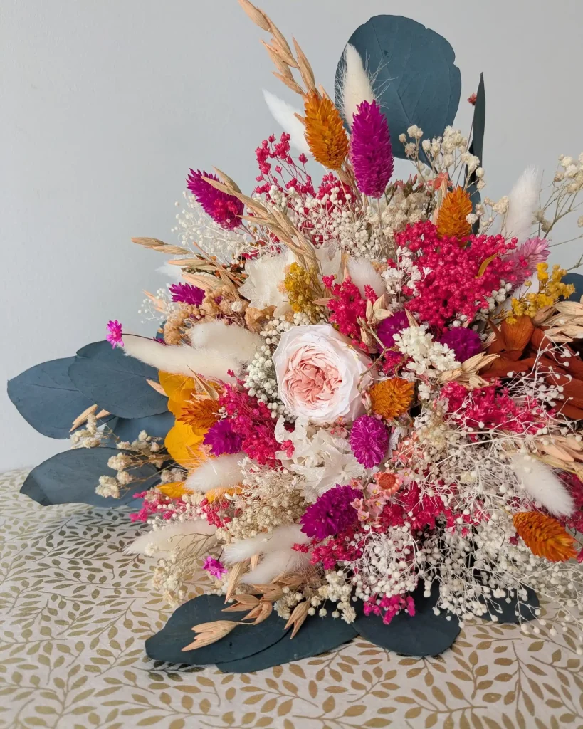 Détail du bouquet de fleurs séchées orange, framboise et vert avec lagurus et immortelles - Les pensées de Lily