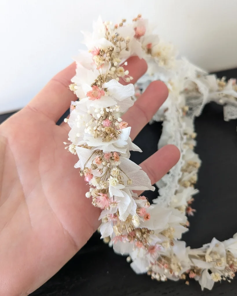 Couronne fine en fleurs séchées blanches et roses tenue en main, ornée de gypsophile et d'hortensia, avec un ruban en dentelle – Les pensées de Lily