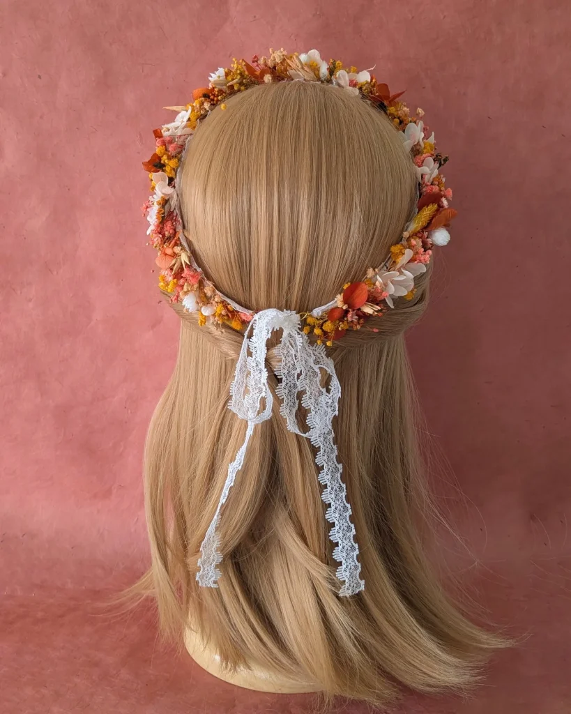 Couronne en fleurs séchées aux teintes chaudes avec ruban de dentelle blanche noué à l'arrière, vue de dos sur un mannequin à cheveux longs – Les pensées de Lily