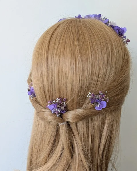 Epingles à cheveux en fleurs séchées violettes sur coiffure torsadée – Les pensées de Lily