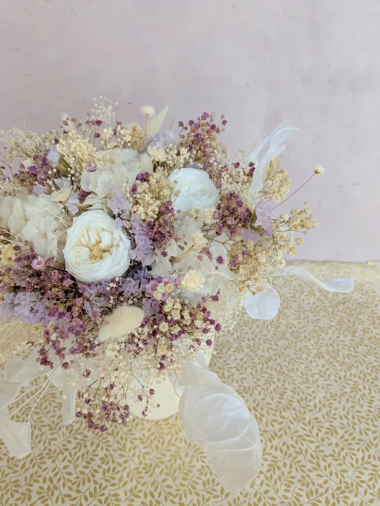 Bouquet de fleurs séchées aux teintes douces, mélange de blanc et de lilas avec gypsophiles, limoniums et renoncules – Les pensées de Lily.