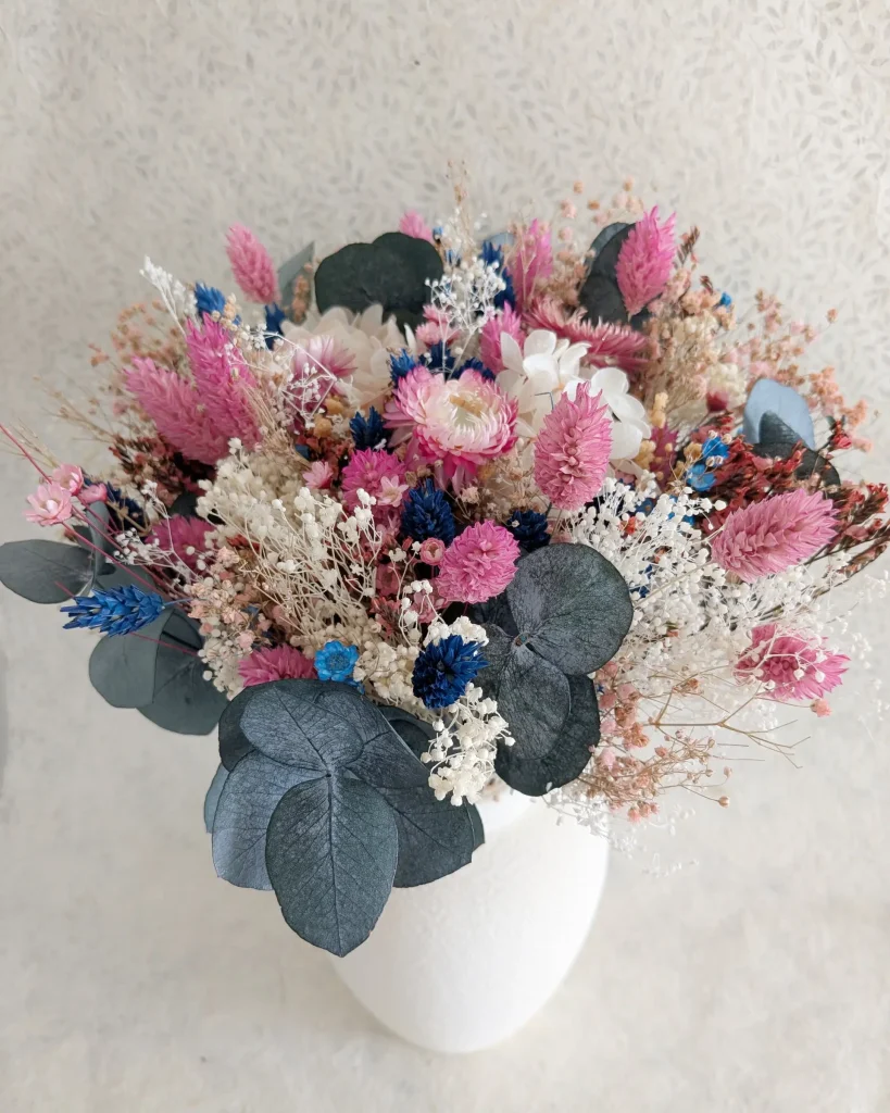 Bouquet de fleurs séchées blanc, rose et bleu dans un vase blanc en céramique - Les pensées de Lily
