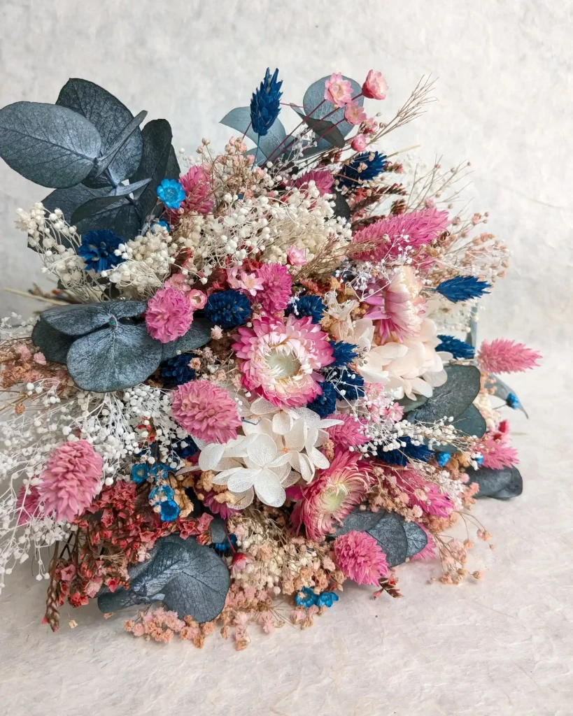 Bouquet de mariage en fleurs séchées avec eucalyptus stabilisé, touches de bleu et rose - Les pensées de Lily