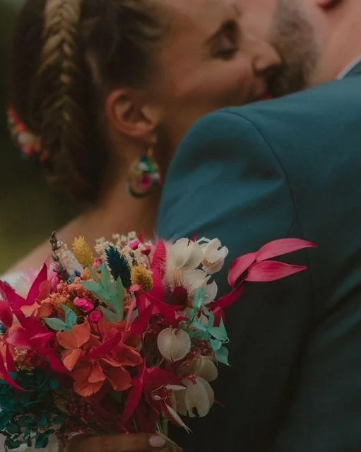 Bouquet de mariage en fleurs séchées multicolores avec feuillage turquoise, rose et orange vif - Les pensées de Lily