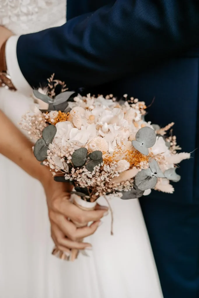 Bouquet de mariage en fleurs séchées tons ivoire, eucalyptus vert bleuté et touches de jaune doux - Les pensées de Lily