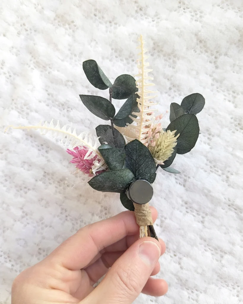 Dos de la boutonnière en fleurs séchées avec système aimanté pour fixation, eucalyptus et détails naturels - Les pensées de Lily