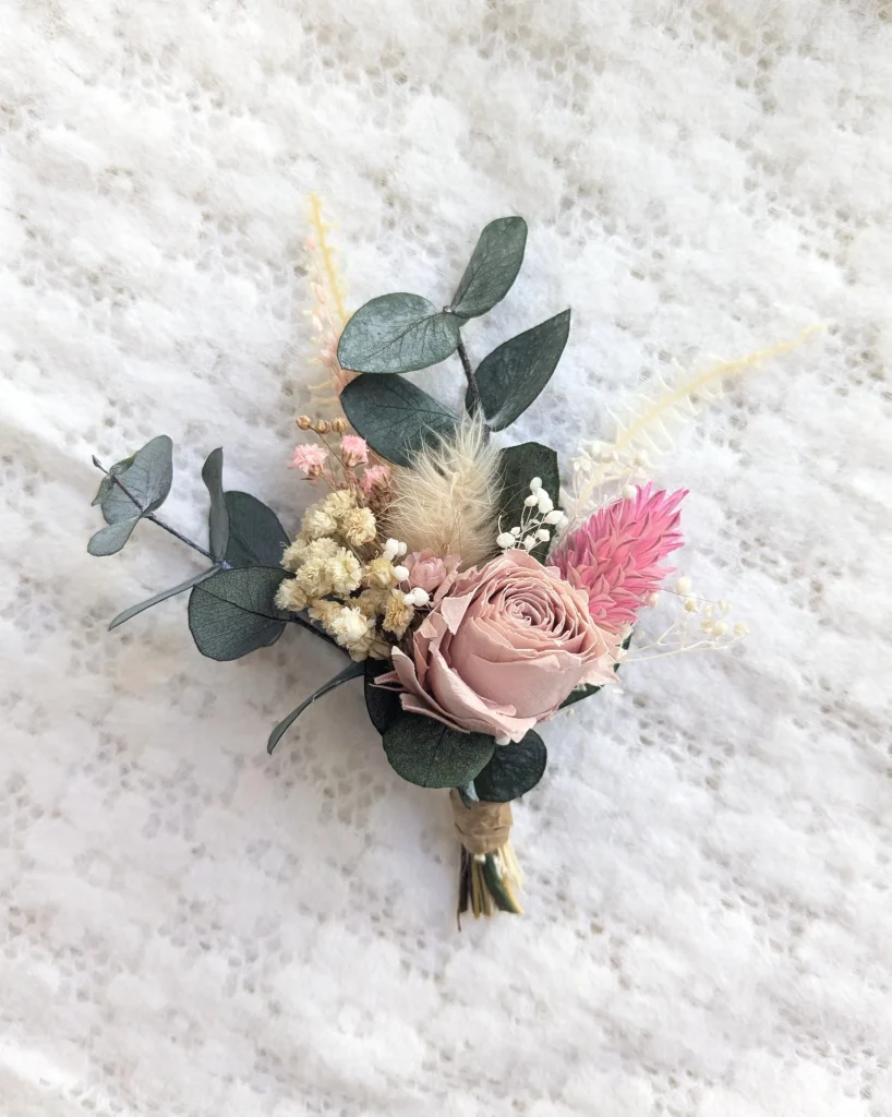 Boutonnière aimantée en fleurs séchées rose poudré avec eucalyptus, lagurus et fleurs stabilisées - Les pensées de Lily