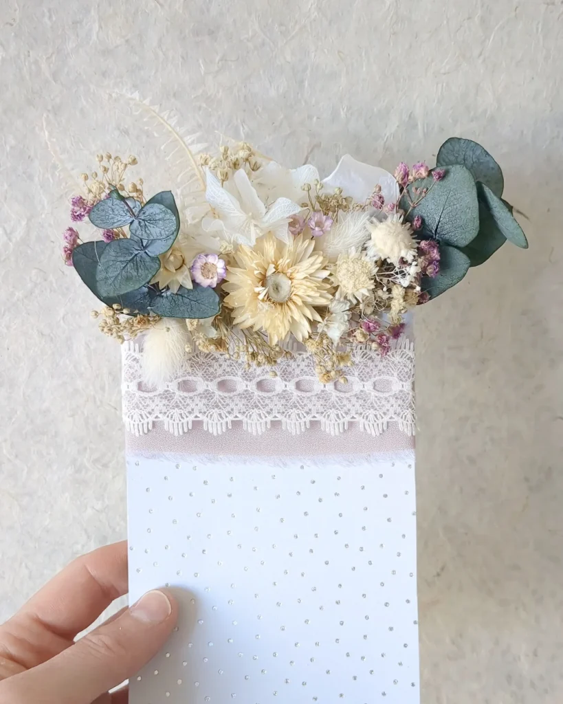 Poche de costume en fleurs séchées avec hortensia, eucalyptus, gypsophile et dentelle blanche - Les pensées de Lily