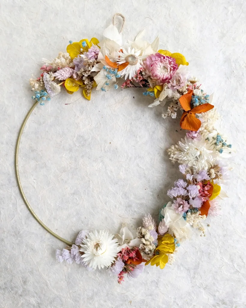 Assemblage de fleurs séchées multicolores en demi-couronne légère, tons printaniers sur base métallique - Les pensées de Lily