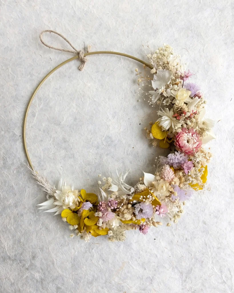 Couronne fleurs séchées pastel et feuillage jaune, montée sur un anneau fin suspendu par une boucle en ficelle - Les pensées de Lily