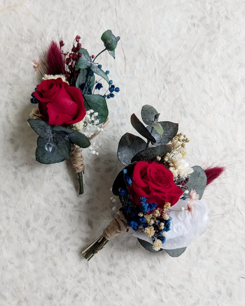 Duo de boutonnières en fleurs séchées rouge et bleu avec eucalyptus et gypsophile - Les pensées de Lily