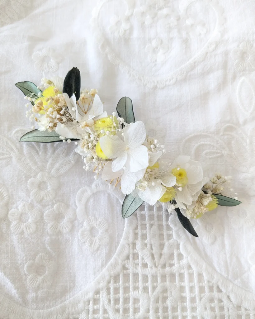 Peigne de mariage en fleurs séchées blanches et jaunes avec feuillage vert foncé – Les pensées de Lily