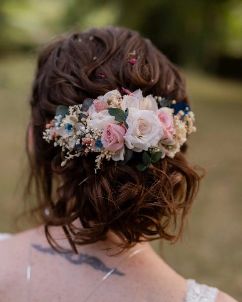 Chignon de mariée décoré d’un peigne en fleurs séchées avec roses, eucalyptus - Les pensées de Lily