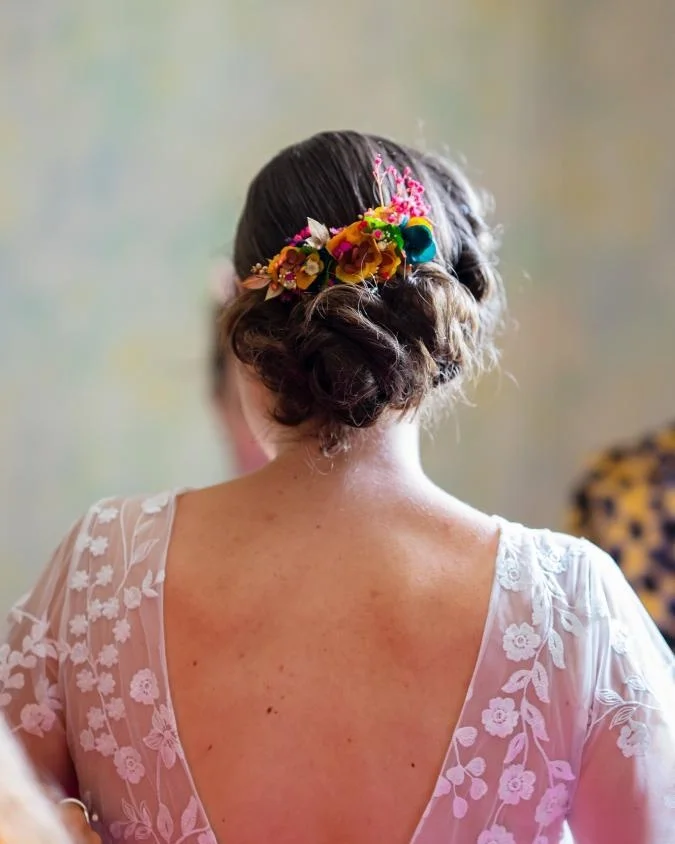 Chignon bas décoré d’un peigne fleuri en fleurs séchées aux couleurs vives, rose, jaune et turquoise - Les pensées de Lily