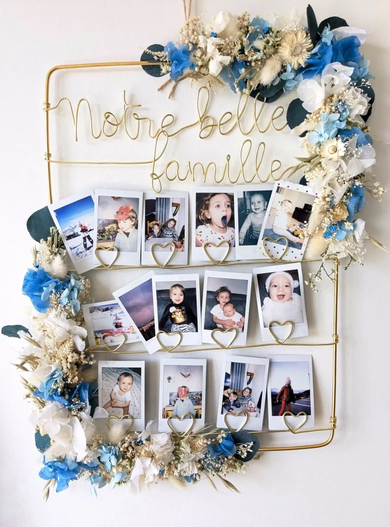 Cadre photo mural avec fleurs séchées et structure dorée, accroché au mur avec clichés de famille – Les pensées de Lily