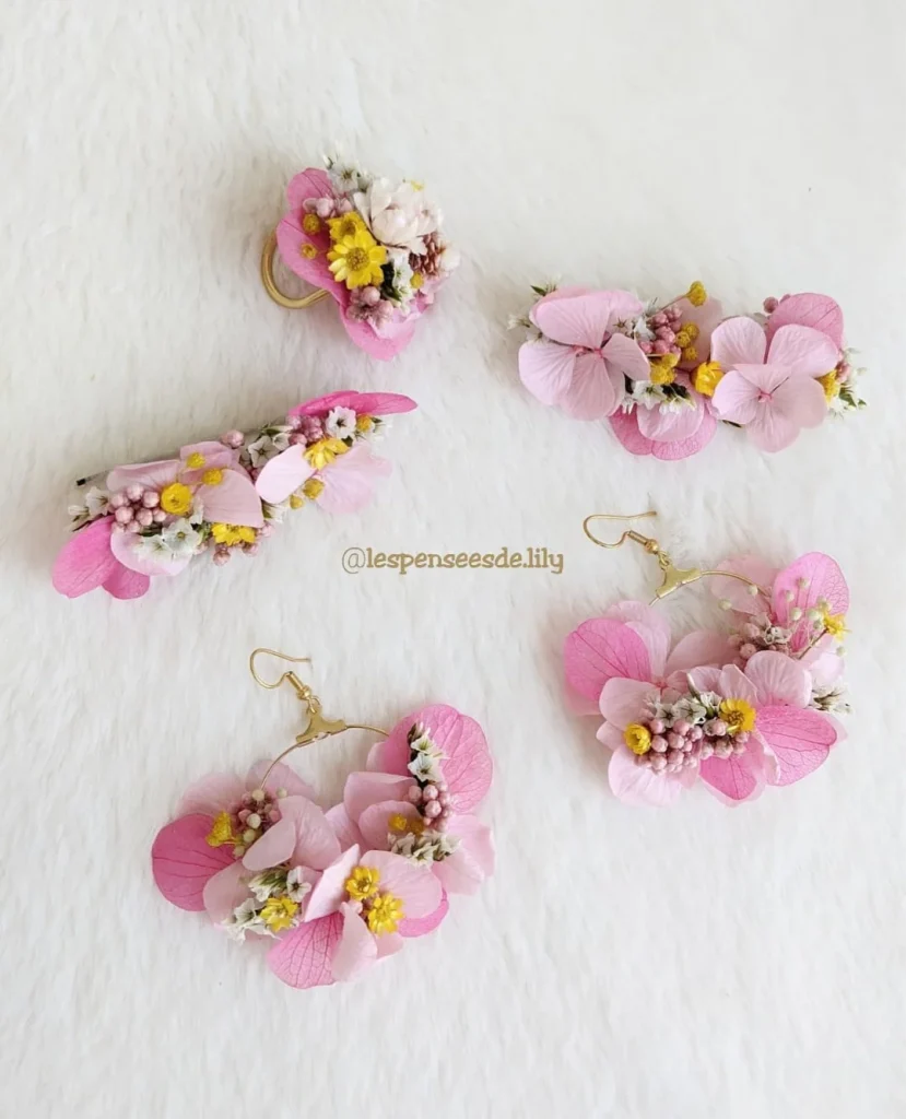 Accessoires en fleurs séchées aux tons rose et jaune