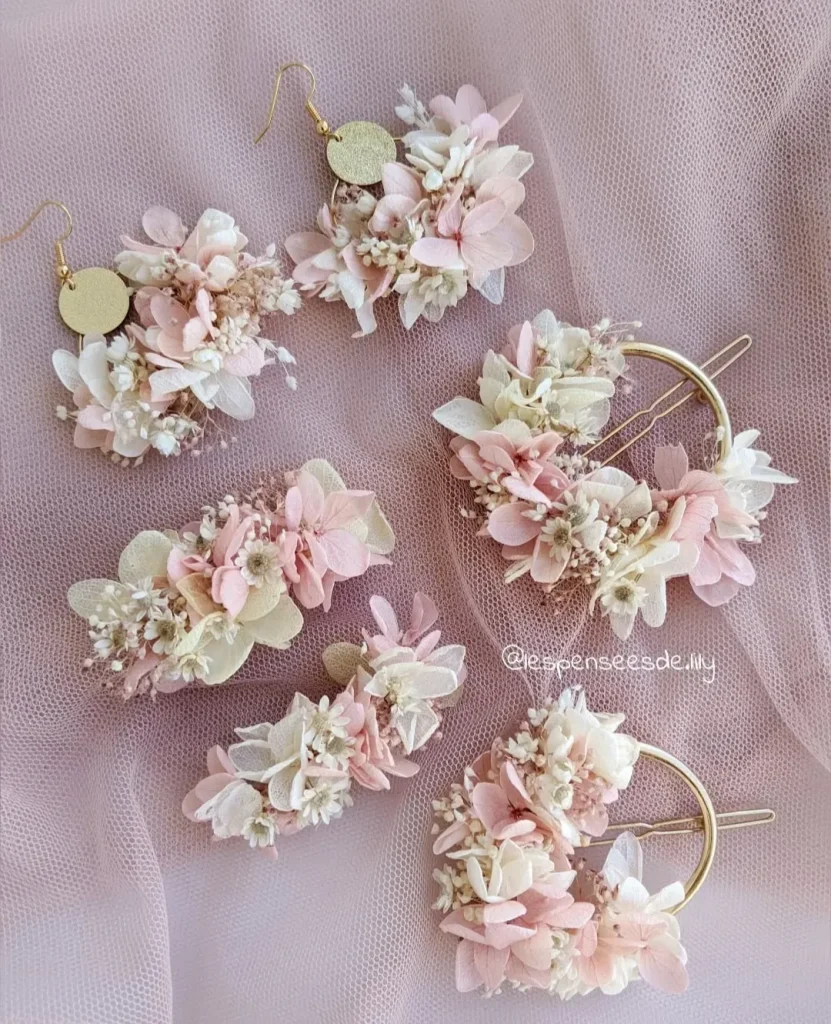 Boucles d’oreilles, barrettes et pinces dorées décorées de fleurs séchées rose poudré et blanc - Les pensées de Lily