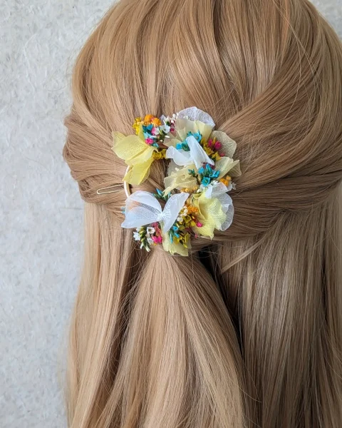 Barrette ronde en fleurs séchées sur mesure Focus, portée