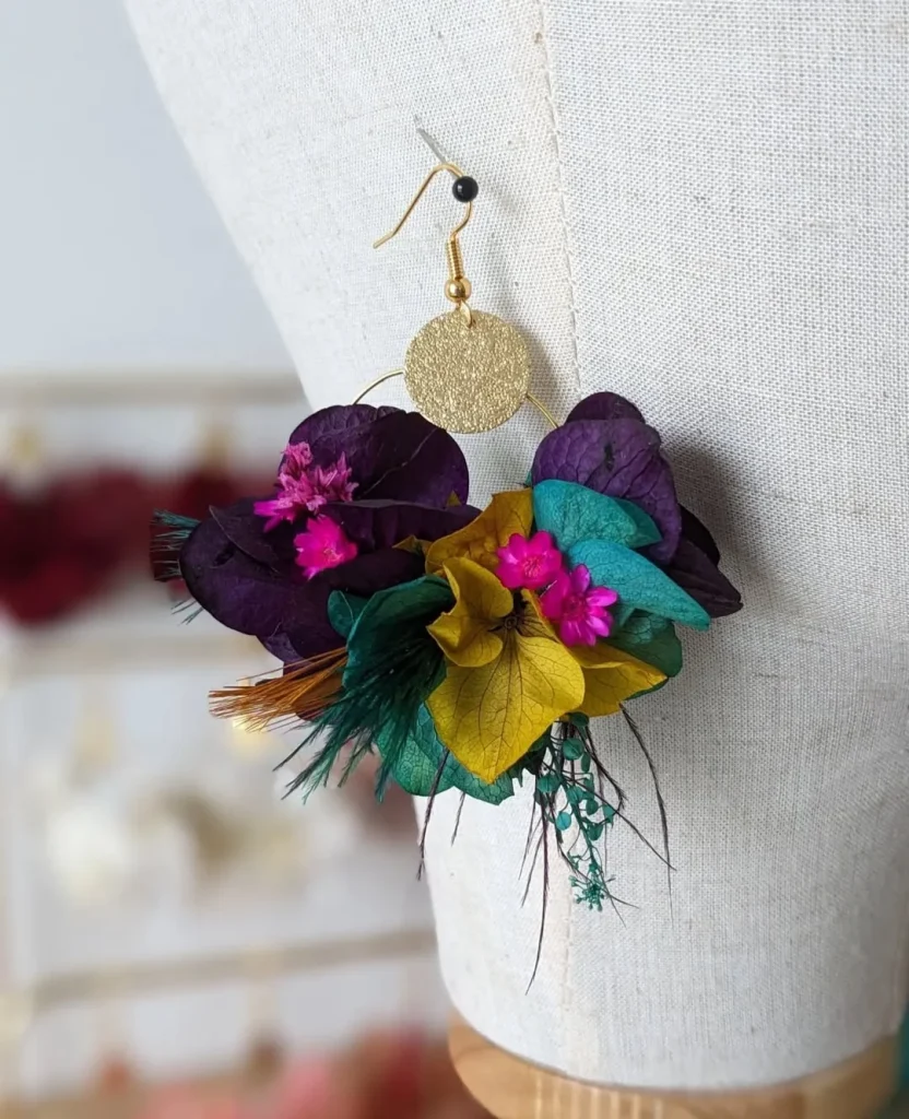 Boucle d’oreille en hortensia teinté violet, jaune et turquoise avec fleurs séchées fuchsia et plumes décoratives - Les pensées de Lily