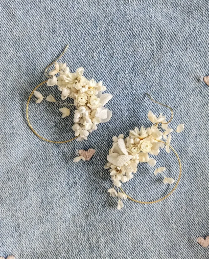 Boucles d’oreilles florales asymétriques avec fleurs séchées beige et ivoire montées sur anneaux dorés - Les pensées de Lily