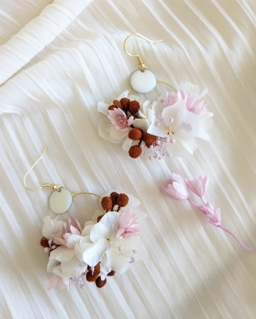 Boucles d’oreilles florales avec fleurs séchées blanches, roses pâles et brunes montées sur cercle doré et pastille blanche - Les pensées de Lily